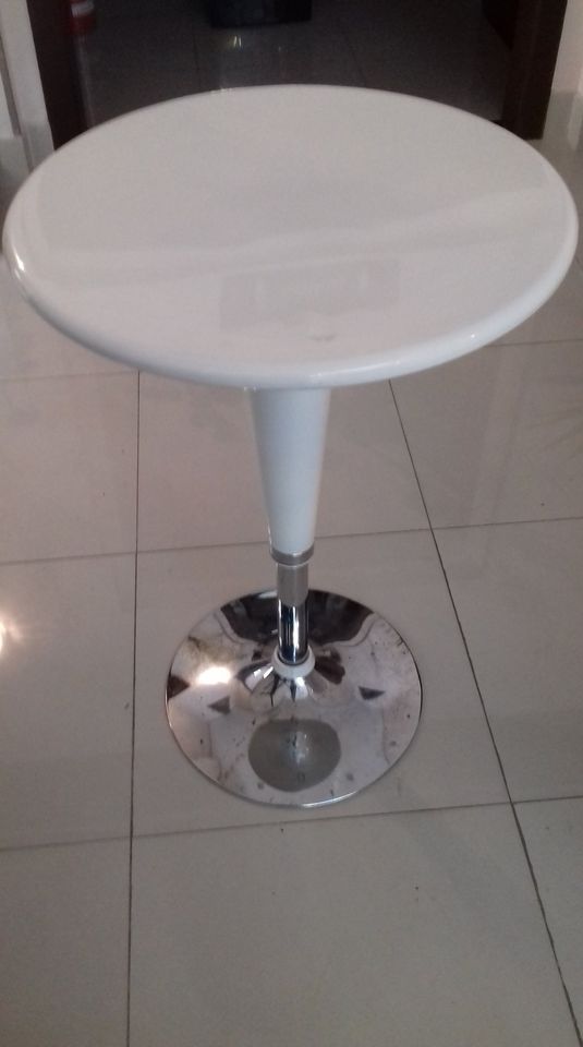 Mesa bistrô em ABS Branco - Tenho novas e usadas