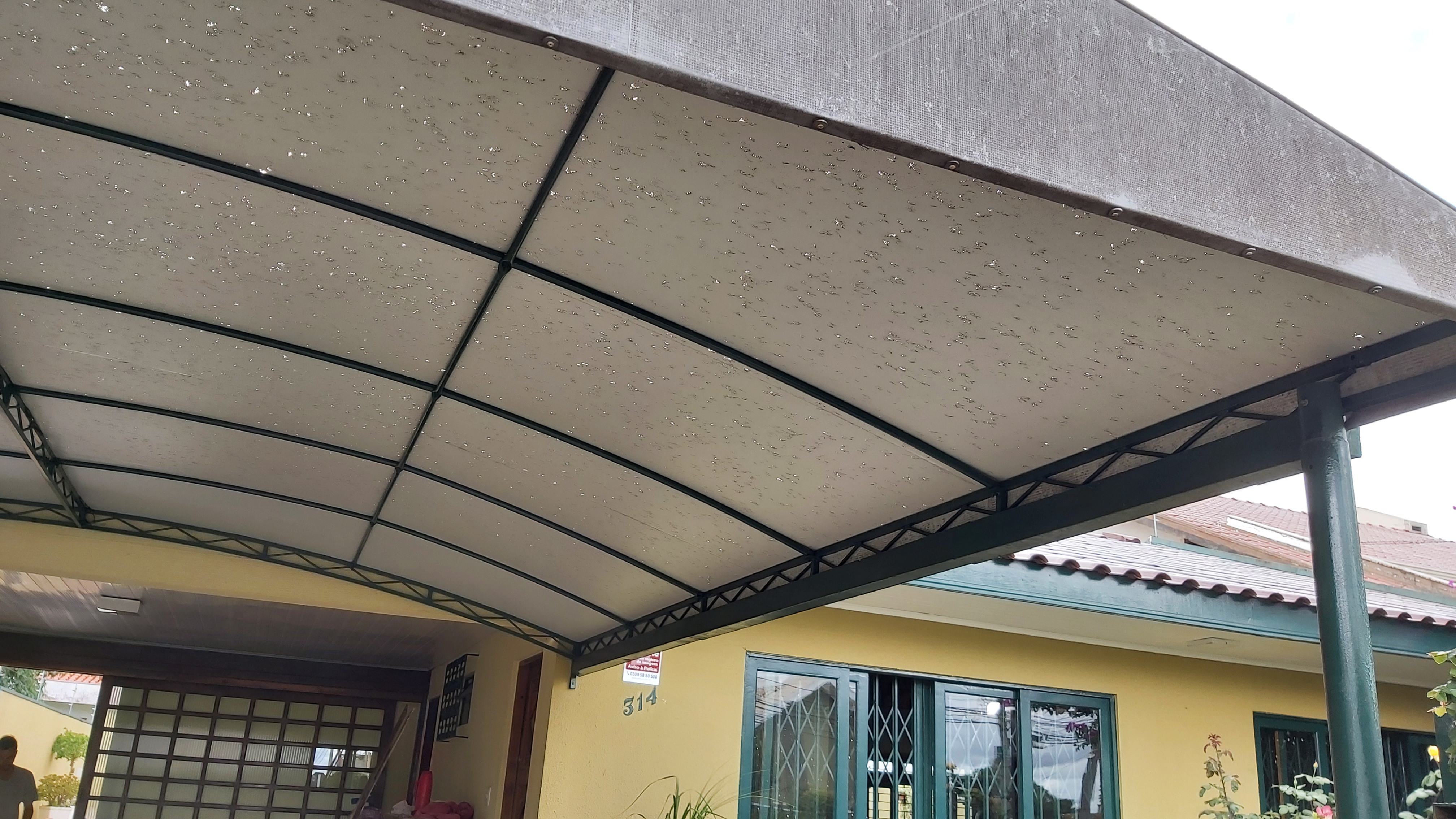 TOLDO COM ESTRUTURA METALICA