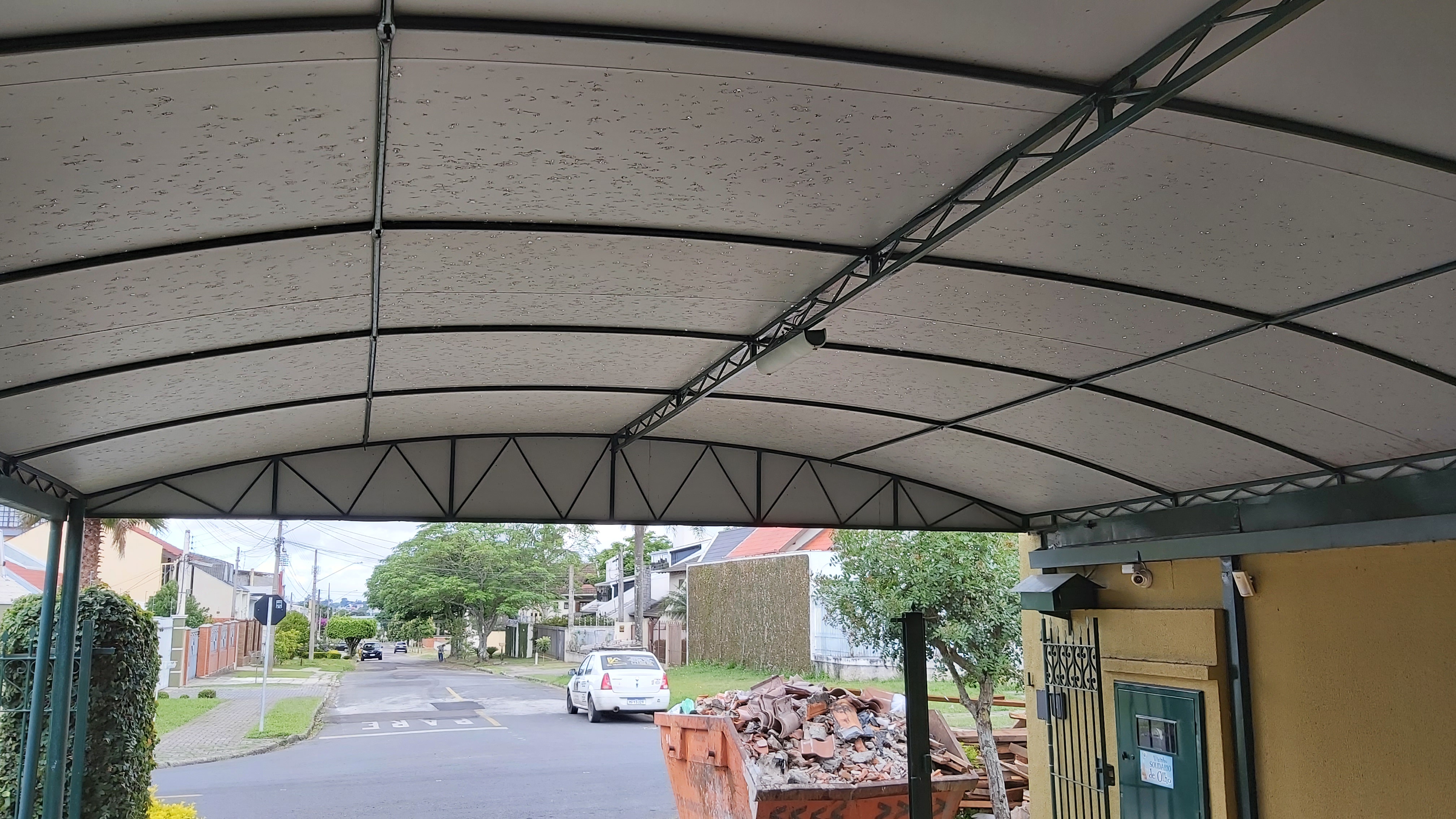 TOLDO COM ESTRUTURA METALICA