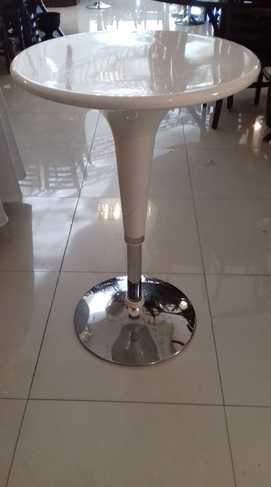 Mesa bistrô em ABS Branco - Tenho novas e usadas