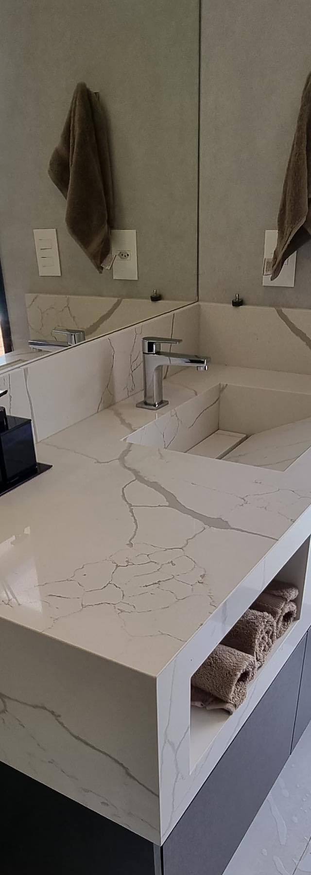Lavado moderno e sofisticado, com uma bancada em Quartzo