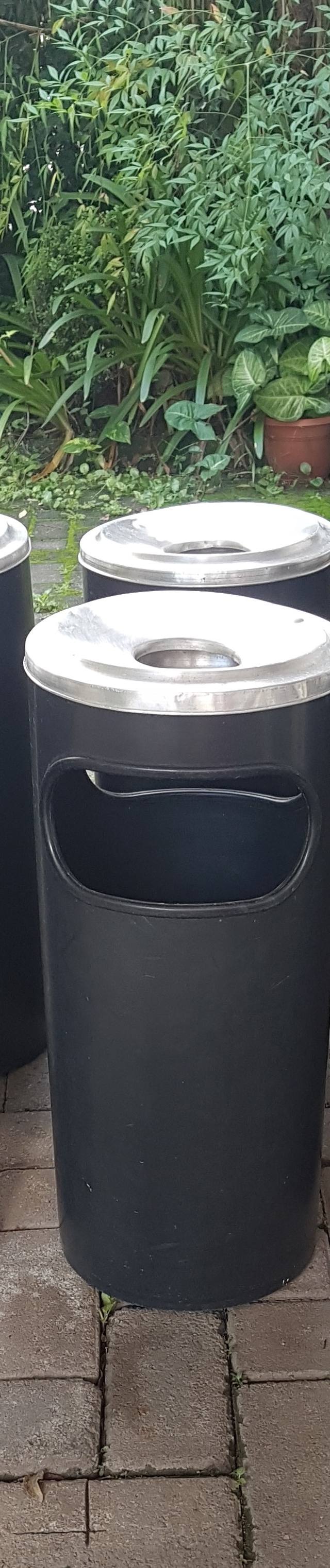 Cinzeiro lixeira em plástico e aro em alumínio,