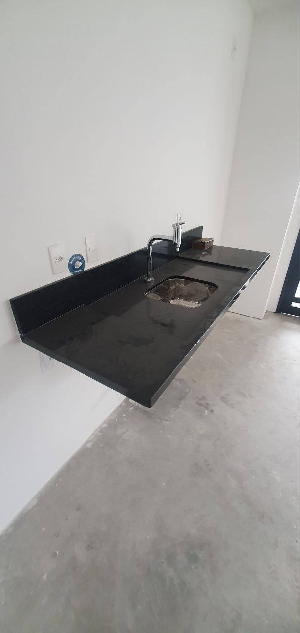 Bancada em Granito Preto 1,80 x 0,60, com cuba em inox, SEM FRONTÃO
